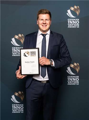 Ein digitales Lachgassedierungssystem Benjamin Nüse, Bereichsleiter Lachsgassedierung, nahm den German Innovation Award entgegen.