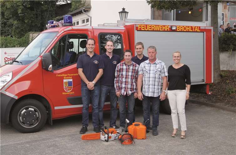 Benjamin Schwarz, Peter Schmidgen und Andrea Gondert von den Wassenacher Jagdgenossen überreichten dem Förderverein der FFW, vertreten von Andy Göhring, Matthias Schmidgen und Manuel Friedrich eine Kettensäge samt Zubehör als zusätzliche Ausrüstung. privat