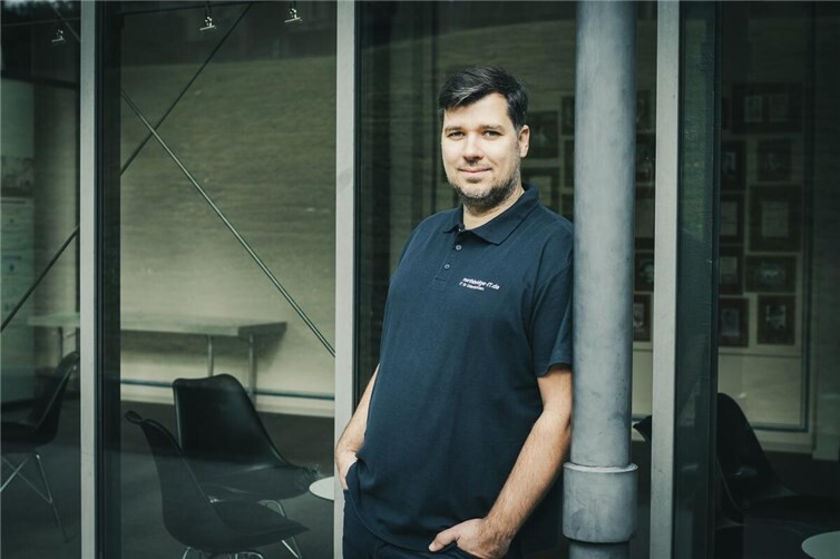 Benjamin Wildhirt engagiert sich mit seinem Unternehmen northbridge-IT für digitale Stabilität und Sicherheit in der Region.  Foto: LOCHER Fotodesign&Manufaktur