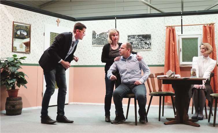 Benno (Andre Müller) macht es sichtliche Freude, Erwin (Stephan Zepp) aus der Reserve zu locken.