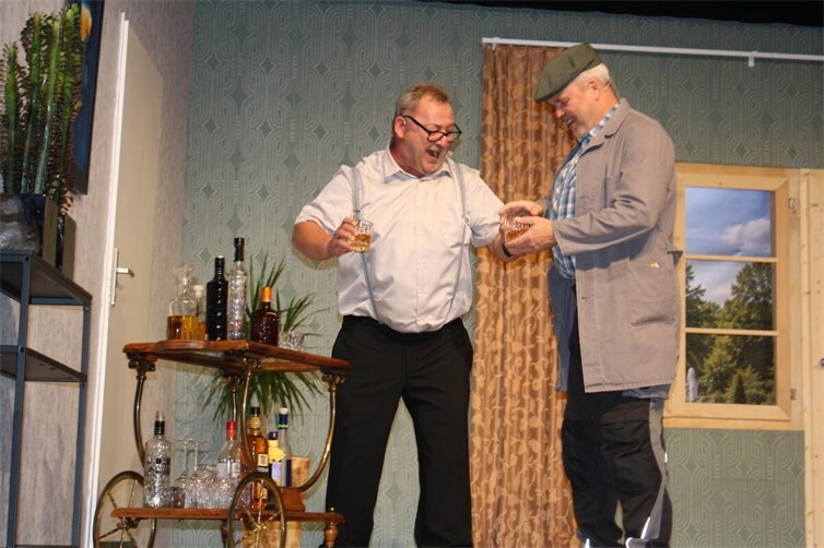 Benno Brummer und Hausmeister Erwin Hammer haben die gut bestückte Hausbar offiziell zum Familienmitglied erklärt.