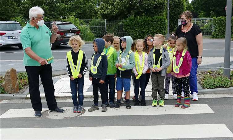 Benno Reich, Geschäftsführer der Verkehrswacht des Rhein-Sieg-Kreises, und Erzieherin Margot Kuhn mit Vorschulkindern der Lohmarer Kita „Agger Pänz“. Foto: Rhein-Sieg-Kreis