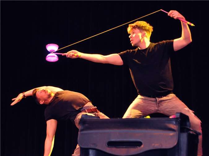 Benno und Max mit Jonglage in Vollendung.