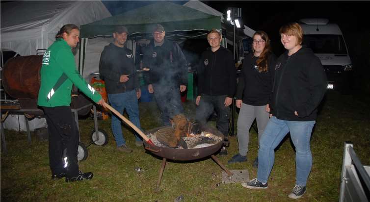 Benny Skupin (links) und sein Team von der Wake up-Crew sorgten fürdie Bewirtung der Besucher mit herzhaften Speisen und belebenden Getränken.