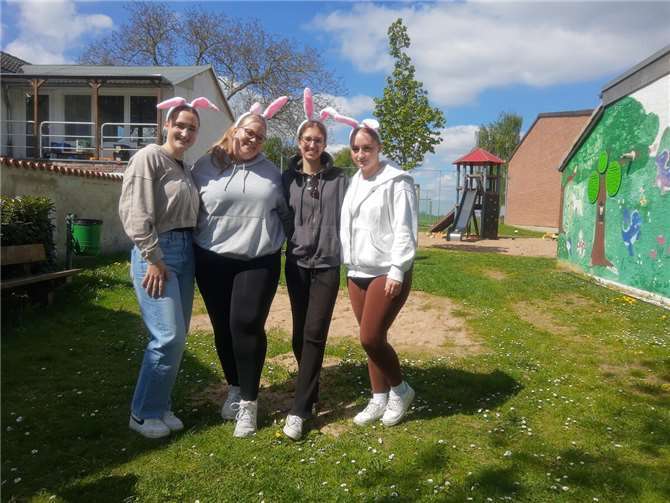 Bente, Jade, Luna und Anna hatten sich mit lustigen Osterhasenohren geschmückt. Fotos: privat