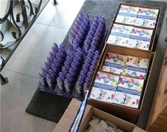 Bepackt war man mit Schokoladen-Nikoläusen, Weihnachtsgrußkarten, den diesjährigen Sessionsorden und den aktuellen Sessionsheften.