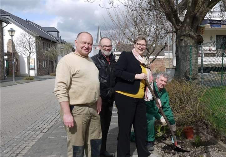 Bepflanzung von Beeten in der Rheinbacher Straße in Miel. V.li. Robert Gebhardt, Hans-Arthur Müller, Petra Kalkbrenner und Heinrich Harzem.privat