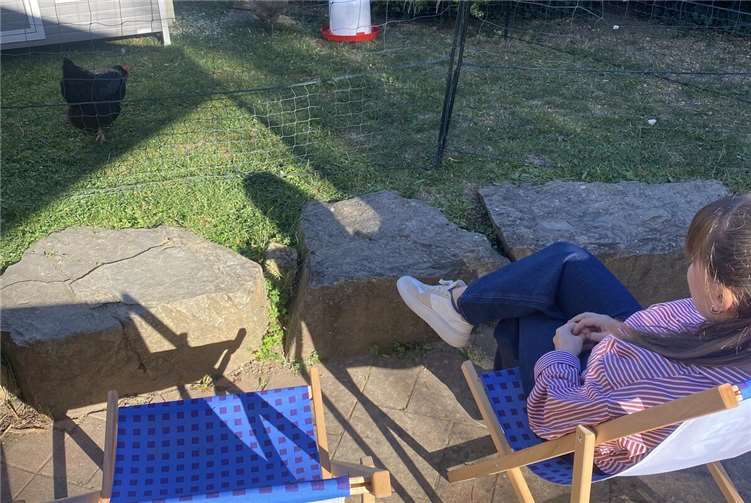 Bequeme Liegestühle laden ein eine kleine Auszeit im Pfarrgarten zu genießen. 