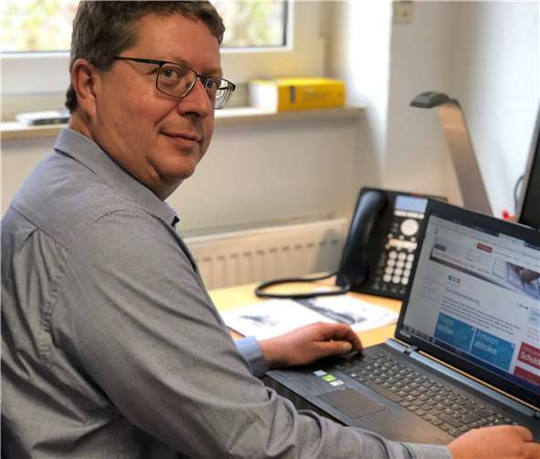 Beratungsarbeit am Computer: Künftig bieten Rolf Günther und seine Kolleginnen von der Schuldner- und Insolvenzberatung des Caritasverbandes Westerwald-Rhein-Lahn Ratsuchenden auch eine Online-Beratung an. Die Beratung kostet nichts, ist anonym und sicher.Privat