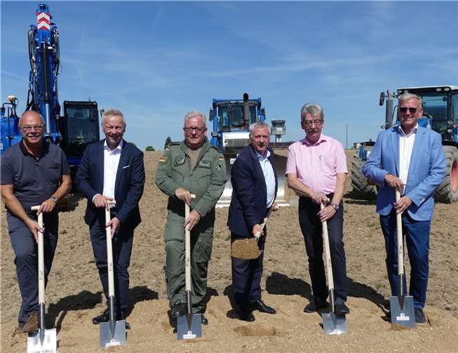 Bereichsleiter Andreas Jungbluth, Elmar Schnorpfeil, Kommodore Oberst Thomas Schneider, Landrat Manfred Schnur, VG-Bürgermeister Alfred Steimers und Schnorpfeil-Geschäftsführer Andreas Tiemann (v.l.) beim Spatenstich. Fotos: TE
