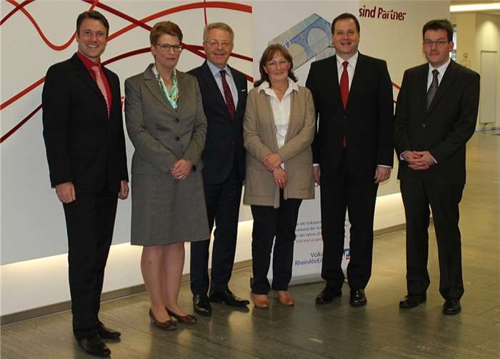 Bereichsleiter Franz-Josef Strauß, Stefanie Grones-Vrbancic vom Betriebsrat, Elmar Schmitz, Markus Müller und Teamleiter Jürgen Kurth (v.l.) gratulieren Rosemarie Luxen (4.v.l.) zu ihrem 40-jährigen Berufsjubiläum. privat