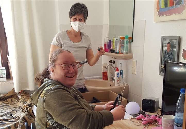 Bereichsleiterin Sigrid Scherbarth-Wecker (im Bildhintergrund) freut sich über die gute Kooperation mit der Rhein-Mosel-Werkstatt, um den Bewohnern optimale Bedingungen zur Heimarbeit bieten zu können. Fotos: privat