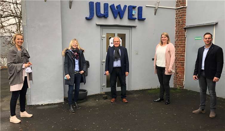 Bereichsleitung Susan Hempel, Landtagsabgeordnete Jenny Groß, Geschäftsführer GFBI Bernd Sorger, Standortleitung Katharina Kremer und Geschäftsführer GFBI Maximilian Sorger, beim Besuch von JUWEL in Montabaur.Foto: privat