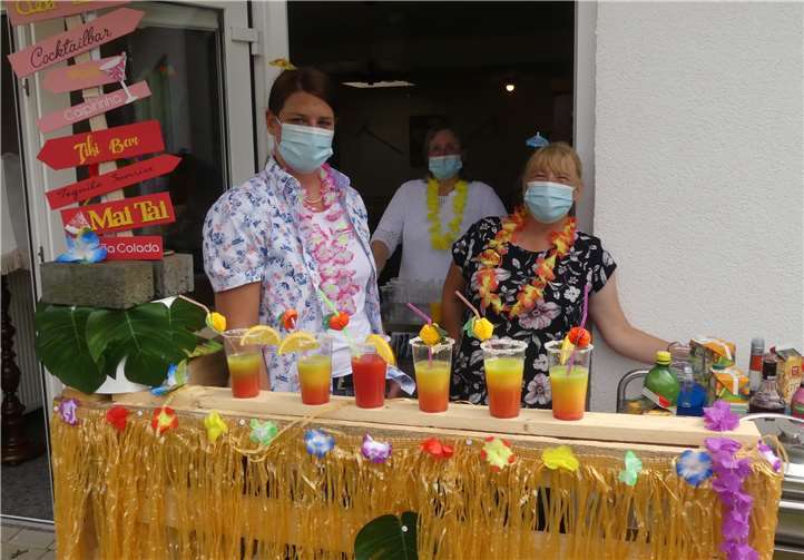 Bereichsübergreifende Zusammenarbeit: Pflegedienstleitung Nicole Schmitt, Küchenleitung Ute Schweibrich und Nadja Schwank vom Sozialen Dienst sorgten sich an der Strandbar um die Flüssigkeitszufuhr der Senioren beim Strandfest im Villa Park. Foto: privat
