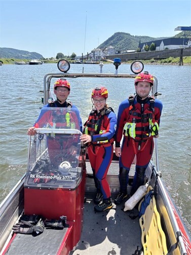 Bereit für den Ernstfall: die DRK-Wasserwacht Bad Breisig übte auf dem Rhein vom Boot aus die Rettung von Personen im Wasser.  Foto: Astrid Zens / DRK-Kreisverband Ahrweiler e.V.