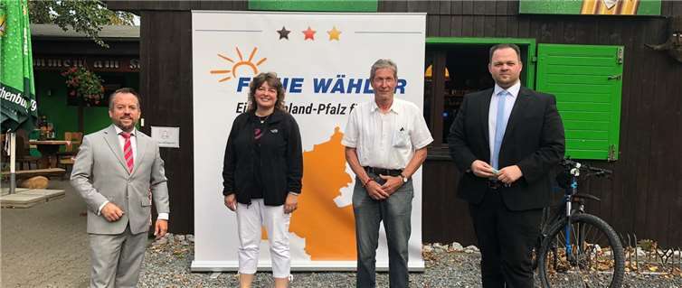Bereit für einen fairen Whalkampf: (v.l.) Stephan Wefelscheid (Vorsitzender FREIE WÄHLER Rheinland-Pfalz) Melanie Leicher (Direktkandidatin WK6), Gregor Nelles (B-Kandidat WK6) und Engin Eroglu (Europaabgeordneter FREIE WÄHLER). Foto: privat