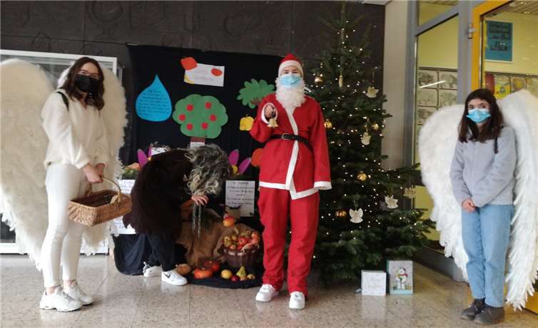 Bereit für seinen Einsatz: Das SV-Team der Schule im adventlichen Foyer. (Knecht Ruprecht entdeckt bei der Gelegenheit die appetitliche Thanksgivingaustellung der Klasse10).Quelle: Realschule plus und FOS Untermosel