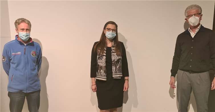 Bereit zur Fusion: Rainer Schiller (TCSpRW), Notarin Dr. Nicole Plate, Wolf-Ullrich Scherhag (Tk am Stadtwald) (v.l.).Fotos: privat