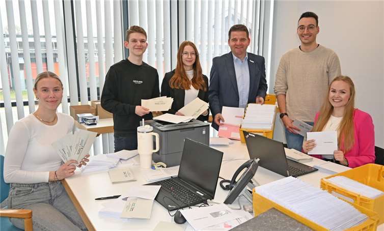 Bereiten die Bundestagswahl vor, von links: die Auszubildenden Marie Wägele, Jan Thoma und Sarah Weißensee, Bürgermeister Holger Jung und die Studierenden Nils Kastenholz und Lisa Schmucker. Foto: Stadt Meckenheim