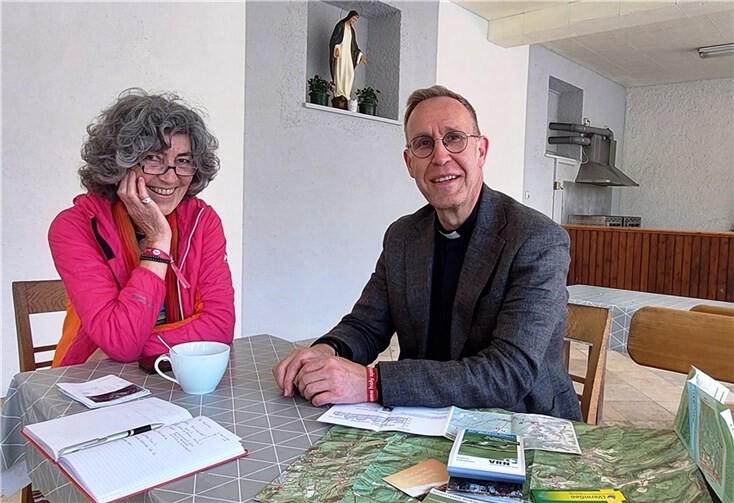 Bereiten die schönsten Touren vor: Annemie Ulrich und Rektor des Rosenbergs, Pfr. Volker Sehy.  Foto: Markus Hartmann