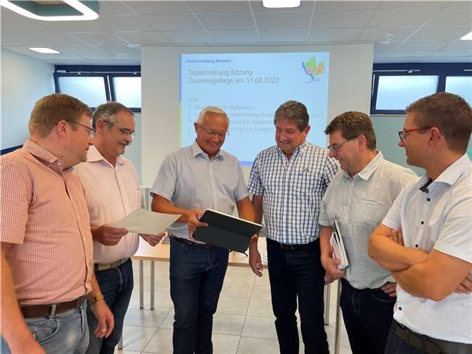 Bereiten sich für den Fall einer Gasmangellage auf alle Eventualitäten vor: (von links) BKI Holger Kurz, Volker Lemgen (Referat Brand- und Katastrophenschutz), Landrat Achim Hallerbach, Stadtwerke-Prokurist Thomas Endres, Andreas Schmidt (Referat Brand- und Katastrophenschutz) sowie Mario Becker (Stellv. Abteilungsleiter Ordnungsamt). Das Foto entstand am Rande der Sitzung aller Abteilungsleiter.