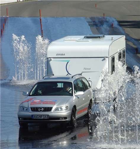 Bereiten sie sich bei einem Fahrsicherheitstraining auf ihre Urlaubsfahrt mit dem Wohnmobil vor. privat