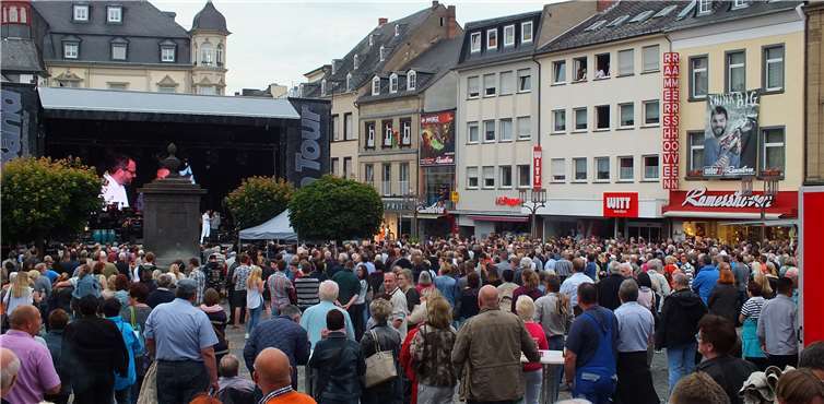 Bereits 2016 lockte die Big Band der Bundeswehr mehrere tausend Menschen auf den Mayener Marktplatz. Fotos: Stadt Mayen