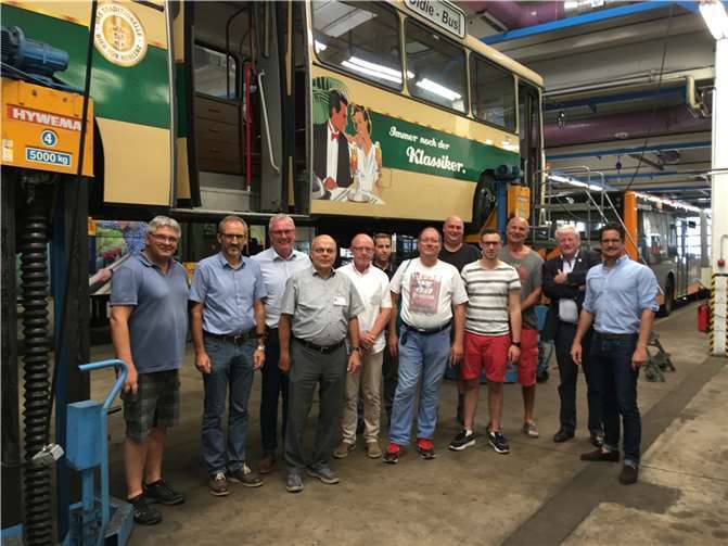 Bereits 2018 kümmerte sich Christian Altmaier (Freie Wähler) um den Oldie-Bus und besichtigte mit Interessierten den Oldtimer in der Werkstatt. Die Gründung eines Fördervereins wurde allerdings verworfen. Foto: Dr. Dr. Reinhard Kallenbach/Freie Wähler