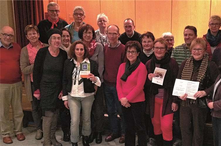 Bereits Angang des Jahres wurden im Rhein-Lahn-Kreis die ersten Flüchtlingslotsen geschult. Im Rahmen des letzten Moduls erhielten die Teilnehmer kürzlich in Bad Ems ihre Zertifikate. Überreicht wurden diese von Elke Schäfer-Krüger (vorne rechts) und Sabine Prothmann-Vollet (vorne, Zweite von rechts) von den Beratungsdiensten des Caritasverbands Westerwald-Rhein-Lahn. privat