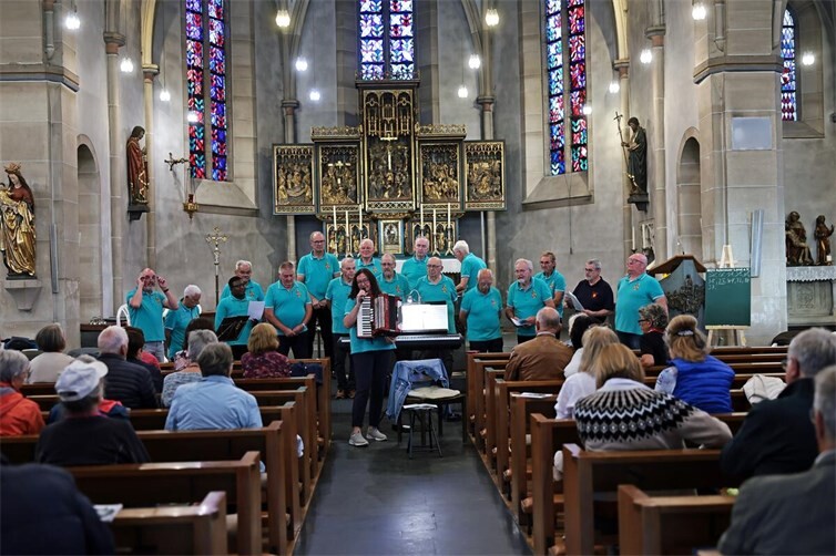 Bereits Tradition geworden ist das Offene Singen mit dem MGV Adenauer Land, diesmal im Inneren der Kirche 