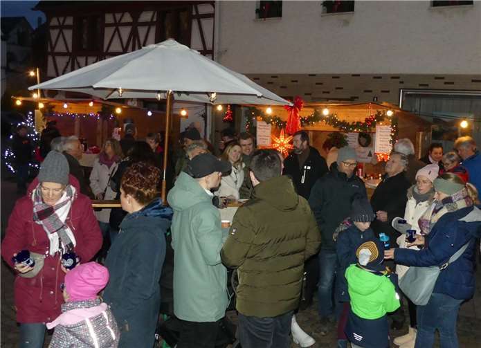 Bereits am Eröffnungstag zeichnete sich der Weihnachtsmarkt in Karden als echter Publikumsmagnet aus. Fotos: TE