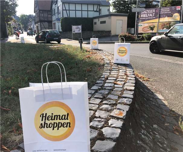 Hunderte Einkaufstüten werben für den Einkauf in Sinzig Bereits am Kreisel machten die Einkaufstüten auf die Werbeaktion der Aktivgemeinschaft aufmerksam.