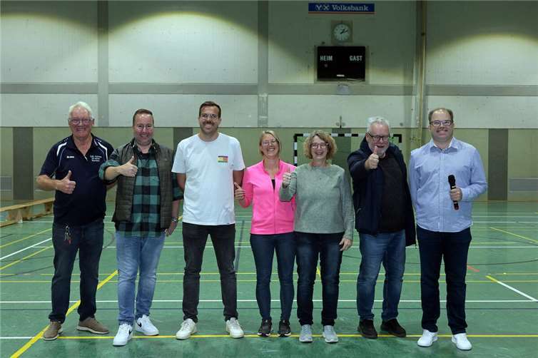 Bereits am Nachmittag startete das Fest mit Vorführungen der Abteilungen in der Turnhalle des Schulzentrums, Mitglieder des Vorstands und erweiterten Vorstands, v.l.: Gerd Solheid, Dr. Oliver Meyer, Michael Faber, Elena Krämer, Tine Merten, Dr. Manfred Kürsch, Dirk Drengwitz. Fotos: WD