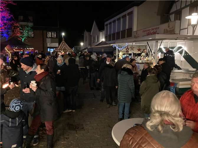 Bereits am Samstag strömten die Besucher auf den Dorfplatz.
