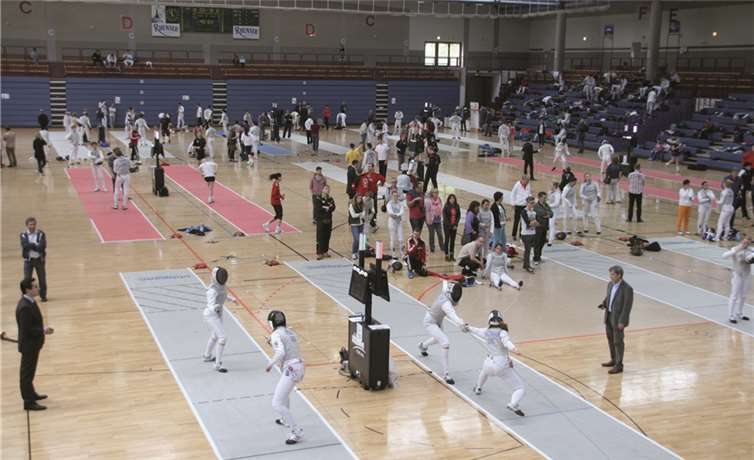 Bereits am Samstag trafen sich in der CONLOG-ARENA die Nachwuchsfechter in verschiedenen Altersklassen zu den Vorrundenkämpfen. TH