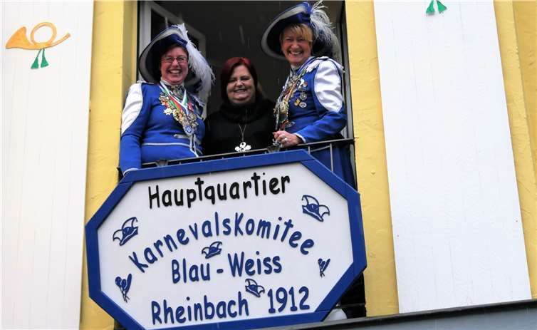 Bereits am Samstag war das Hauptquartier des Damenkomitees offiziell eröffnet worden: Blau-Weiß-Vorsitzende Sigrid Wiersberg (v. l.), Wirtin Karina Wüschem und zweite Vorsitzende Petra Schmidt.