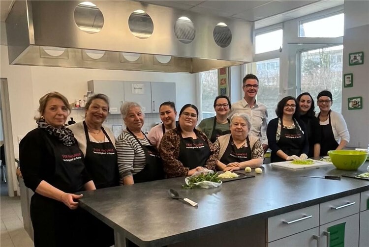 Bereits am Vormittag wurde mit zahlreichen ehrenamtlichen Helferinnen und Helfern in der VHS-Küche gekocht, organisiert und vorbereitet. 