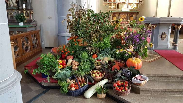 Bereits am Vortag wurde der Altarraum der St.-Willibrordkirche mit ausgewählten Stücken von Obst und Gemüse dekoriert. Foto: privat