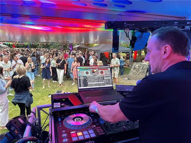 Bereits am frühen Abend konnte DJ Peter Baur mit seiner Musikauswahl die „Tanzfläche“ füllen.