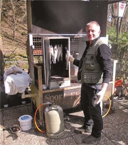 Bereits am frühen Nachmittag waren die vor Ort zubereiteten Forellen ausverkauft. privat