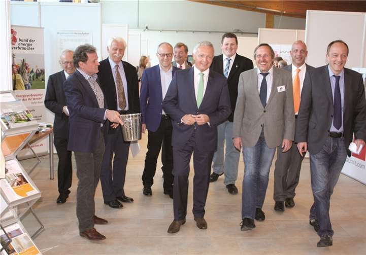 Bereits auf dem Weg zur Eröffnung gab es zahlreich Gespräche mit den Messe-Ausstellern.  DL