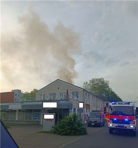 Bereits auf der Anfahrt der Einsatzkräfte war Brandrauch sichtbar.  Foto: Feuerwehr und Rettungsdienst Bonn