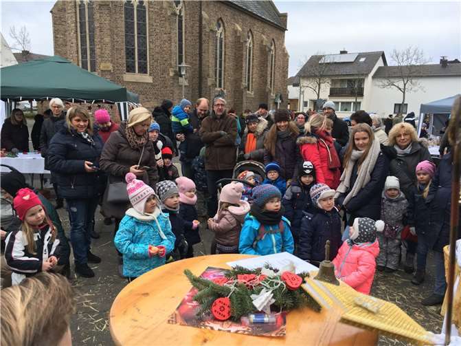Bereits beim Schmücken des Merler Weihnachtsbaumes entwickelt sich jährlich weihnachtliche Atmosphäre. Foto: privat