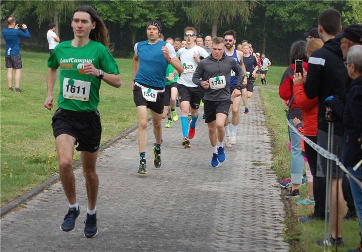 Thomas Sendker ließ es einfach laufen Bereits beim Verlassen der Kreissportanlage an der Fallerstraße lag der spätere Sieger im Halbmarathon, Yannick Reihs vom Team Laufcampus (links), vorn. Er sollte 1:16:01 Stunden für die 21,1 Kilometer benötigen.