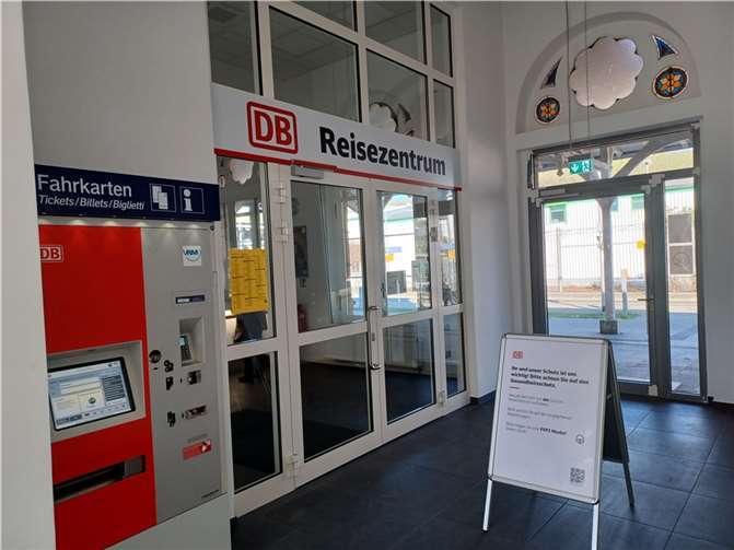 Bereits der helle Eingangsbereich zum DB-Reisecenter wirkt einladend. Foto: WITE