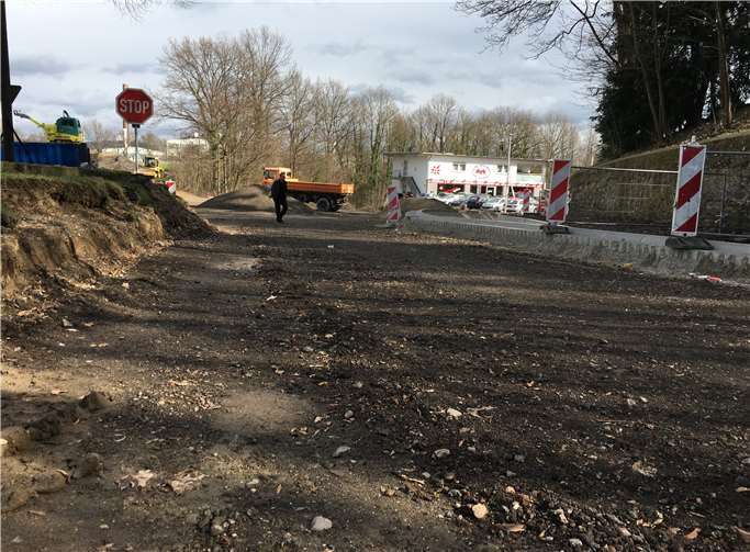 Bereits deutlich erkennbar ist das künftig deutlich abgesenkte Niveau im Bereich der alten Linde.