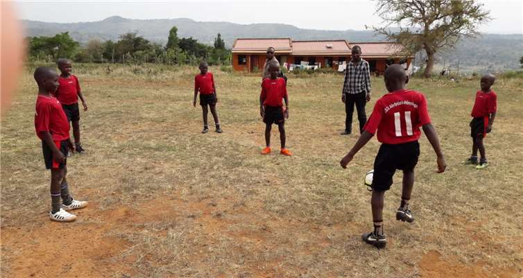 Bereits durch die ersten beiden Aktionen kicken viele Kinder schon mit richtigen Fußballschuhen.Foto: privat
