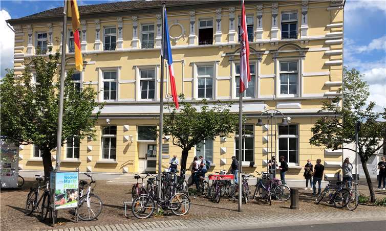 Bereits eine Stunde vor Beginn der Impfaktion hatte sich eine lange Schlange gebildet.Fotos: AP