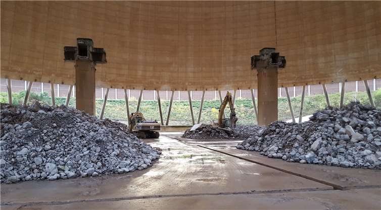 Bereits fertige Abbrucharbeiten des 16 Meter hohen Rieselwerkes im inneren des Kühlturmes.