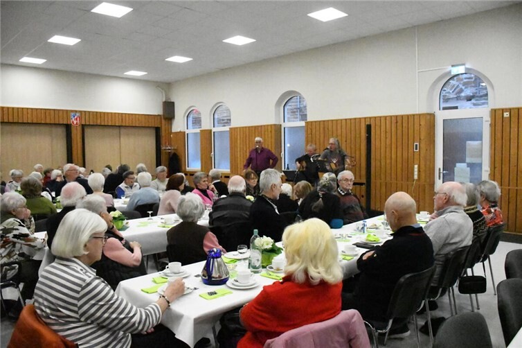 Bereits früh am Nachmittag fanden sich die Gäste an den festlich gedeckten Tischen ein.